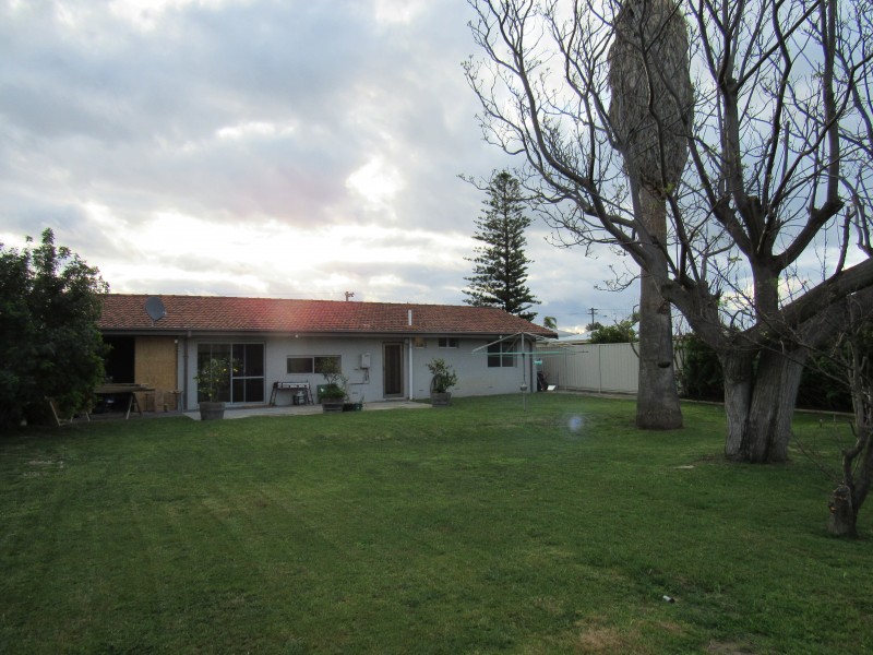 4 Dolphin Road, Safety Bay WA 6169