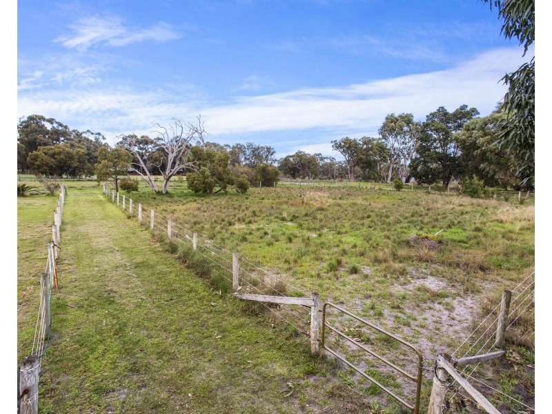 130 Lakelands Road, Barragup WA 6209