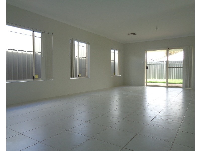 63 Bottlenose Circuit, Waikiki WA 6169