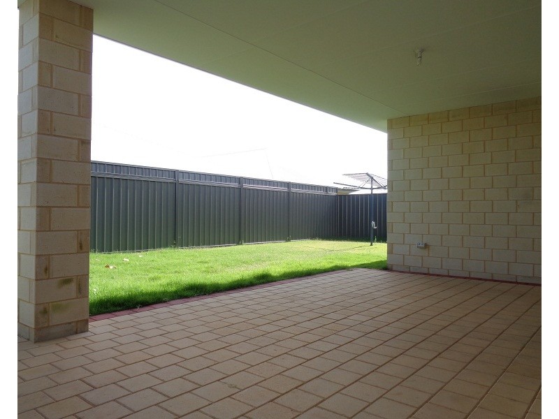 63 Bottlenose Circuit, Waikiki WA 6169