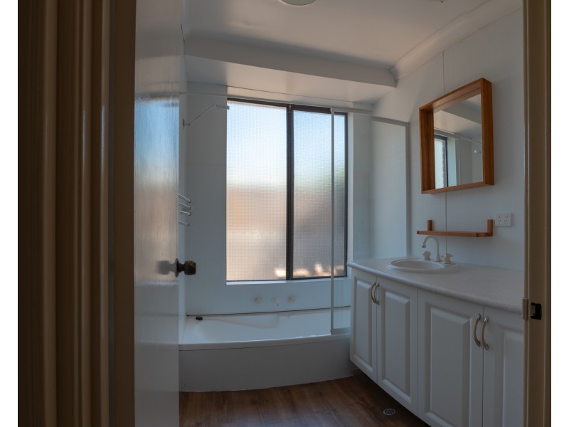 8  Knowle Way, Warnbro WA 6169