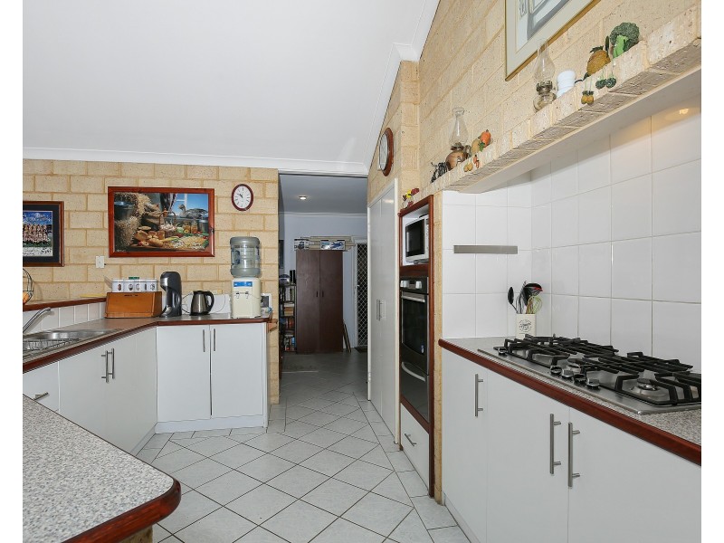 8 Muntries Place, Halls Head WA 6210
