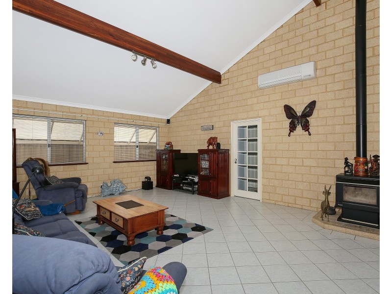8 Muntries Place, Halls Head WA 6210
