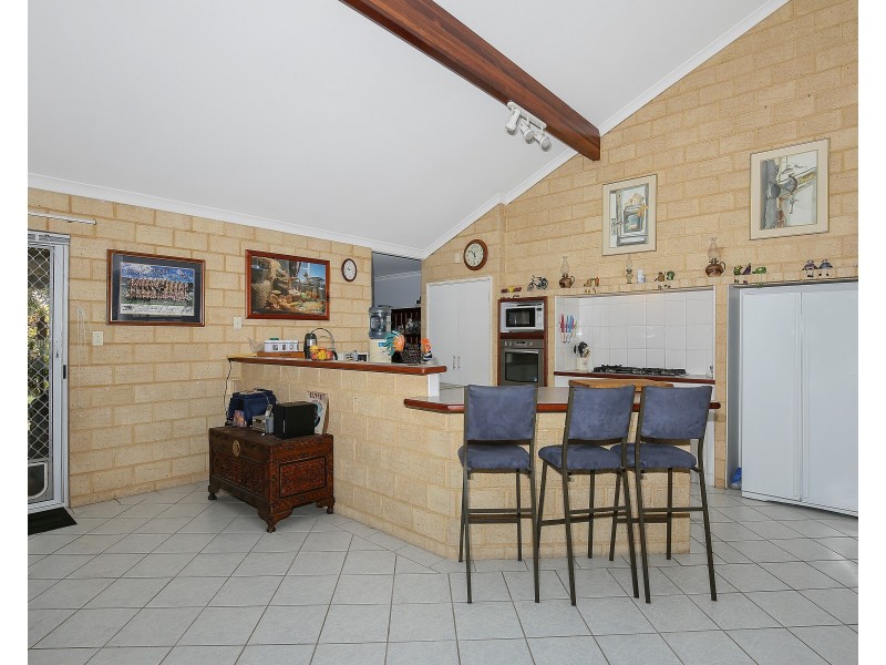 8 Muntries Place, Halls Head WA 6210