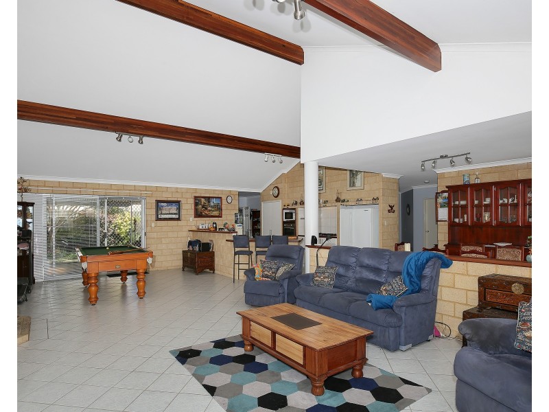 8 Muntries Place, Halls Head WA 6210
