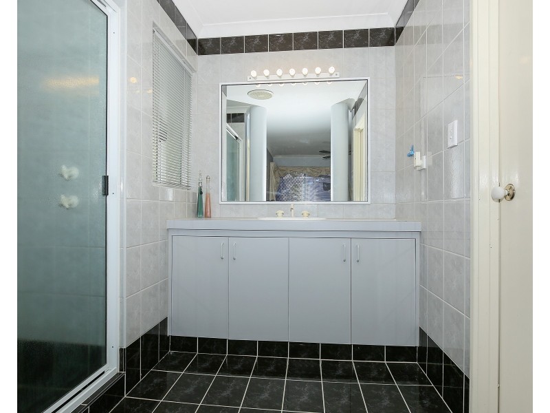 8 Muntries Place, Halls Head WA 6210