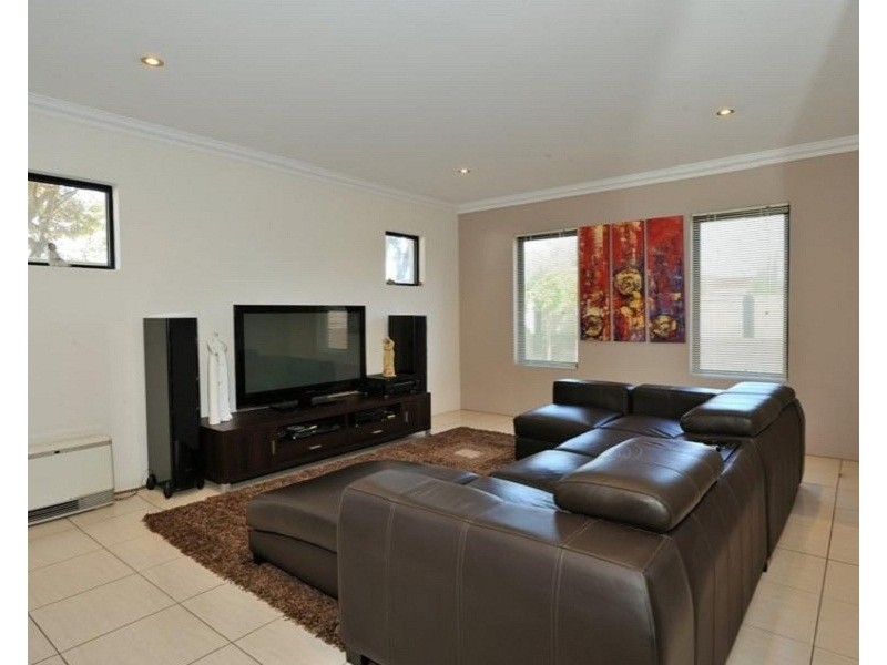 10D Parkin Street, Rockingham WA 6168