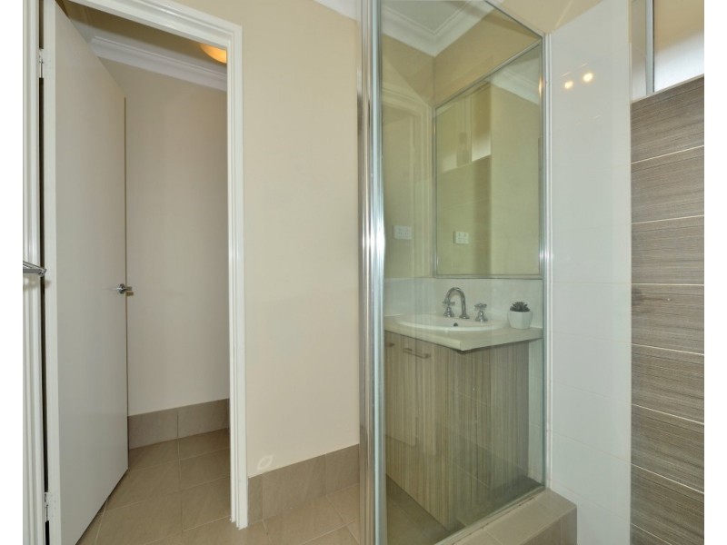 130 Lake Valley Drive, Lakelands WA 6180