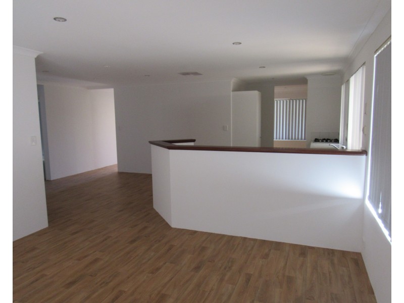 8 Madge Way, Leda WA 6170