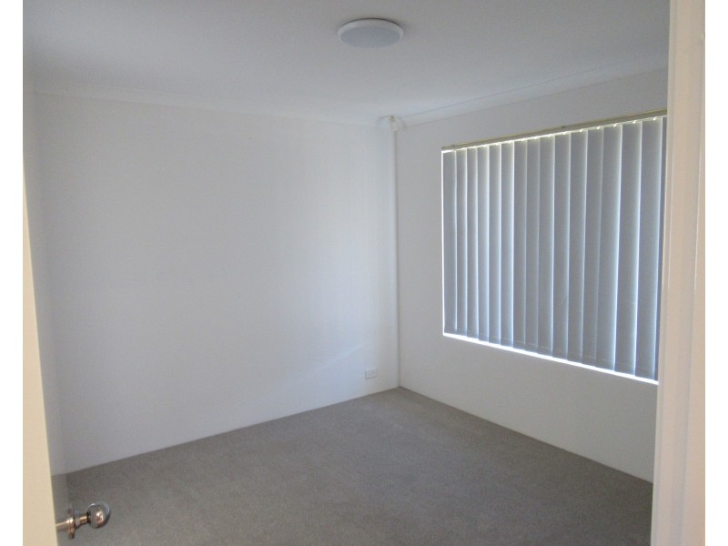 8 Madge Way, Leda WA 6170