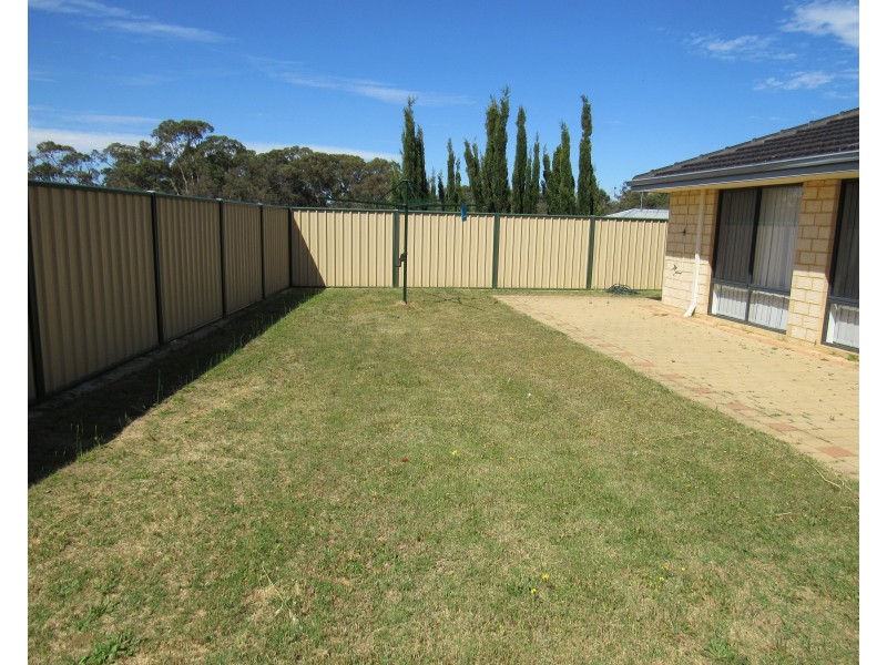 8 Madge Way, Leda WA 6170