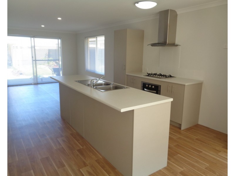 32 Bottlenose Circuit, Waikiki WA 6169