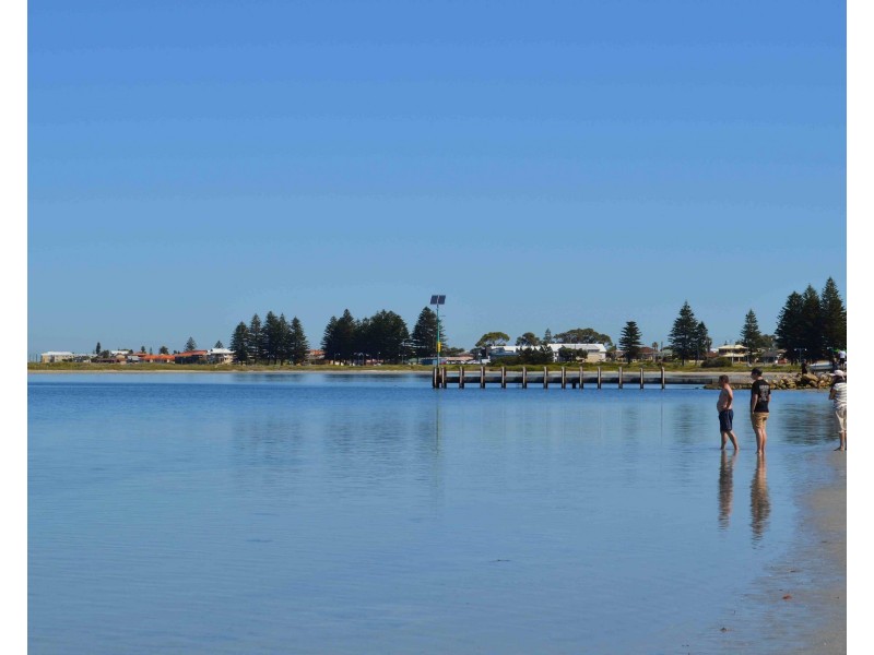 8 Scott Road, Safety Bay WA 6169