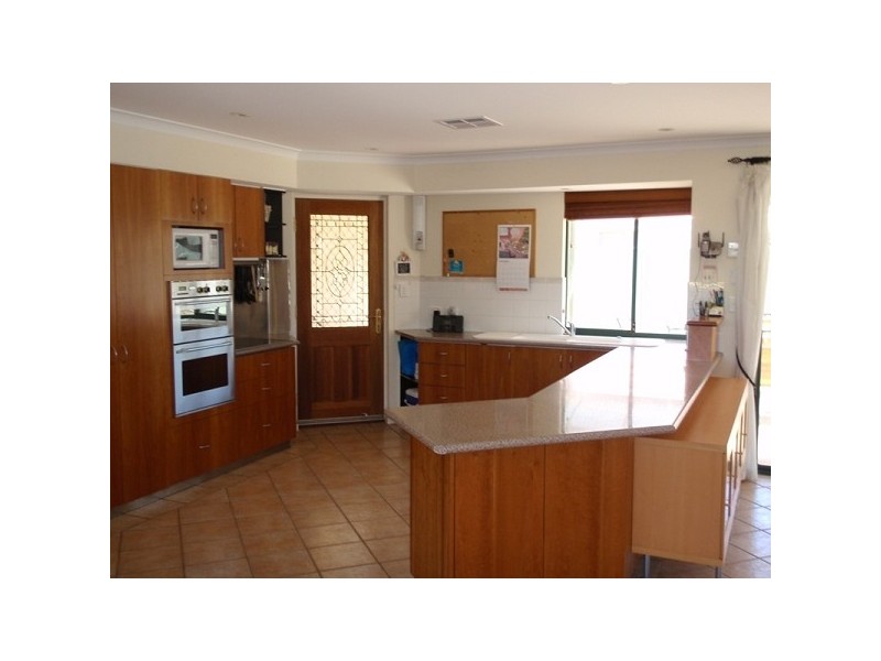 16 Macnaughton Crescent, Kinross WA 6028