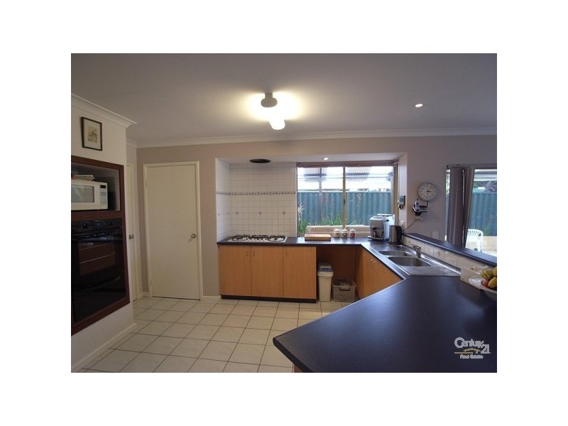 8 Falkirk Court, Kinross WA 6028