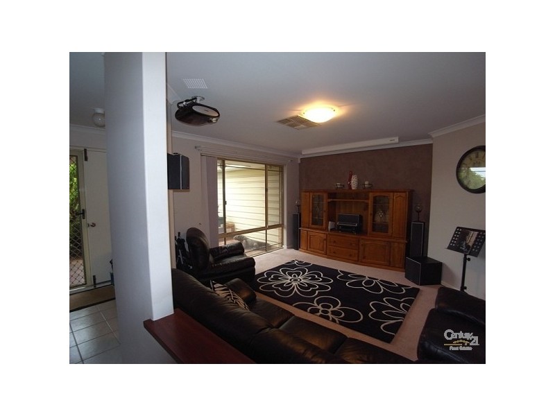 8 Falkirk Court, Kinross WA 6028