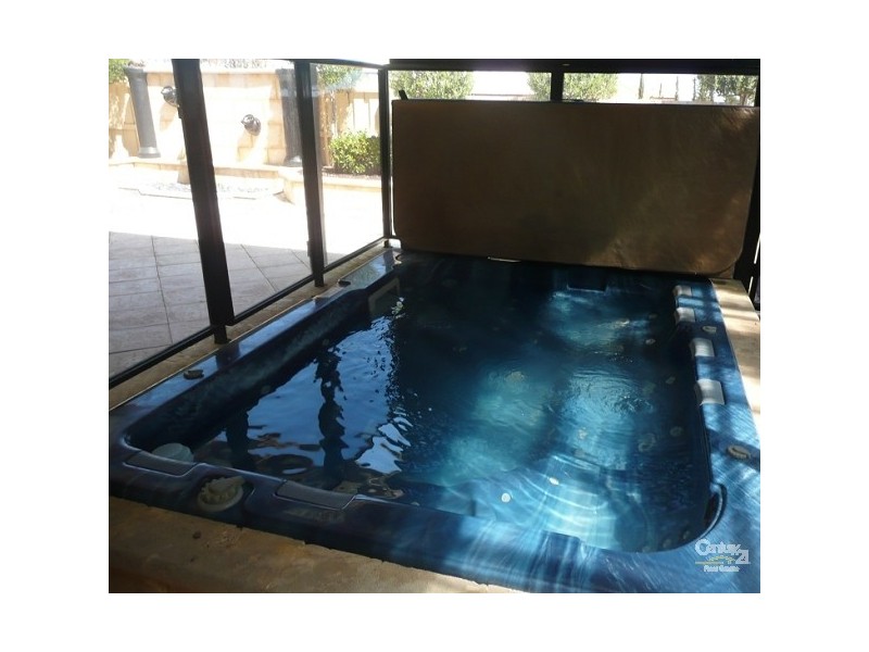 2 Rochester Drive, Mindarie WA 6030