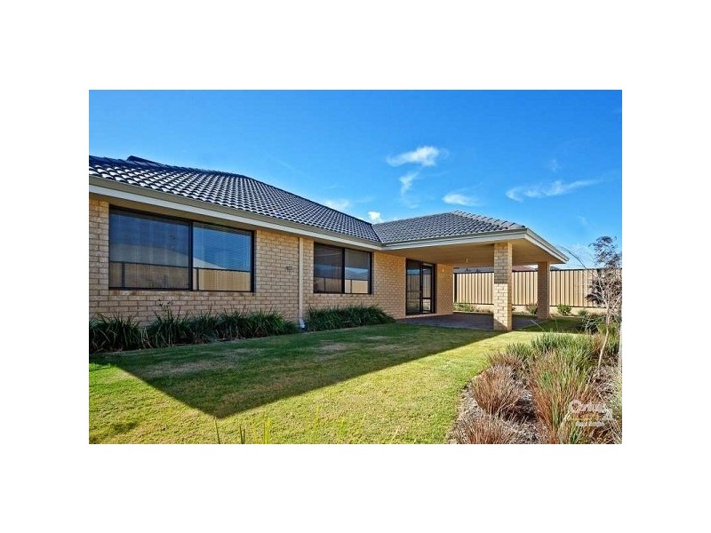 8 Lauderdale ramble, Carramar WA 6031
