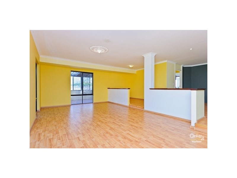 4 Stradbroke Gardens, Ridgewood WA 6030