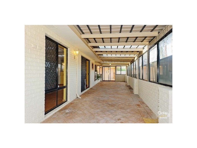 4 Stradbroke Gardens, Ridgewood WA 6030