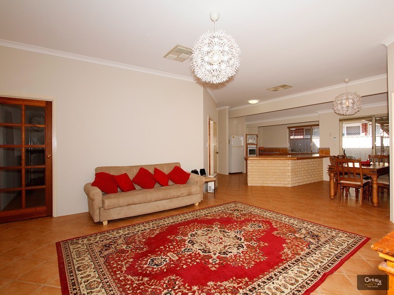 11 De Crillion Way, Currambine WA 6028