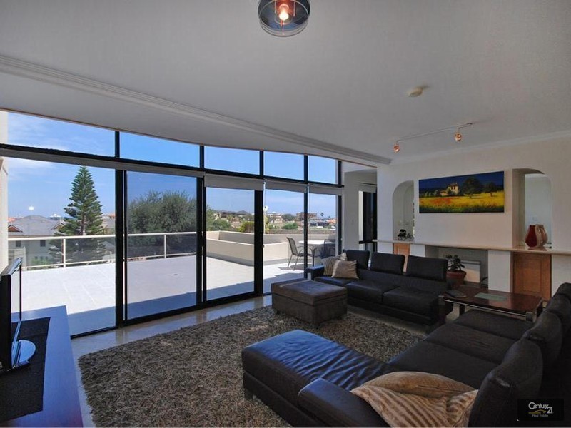 6 St Malo Court, Mindarie WA 6030
