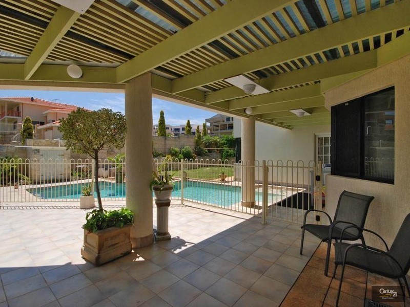 6 St Malo Court, Mindarie WA 6030