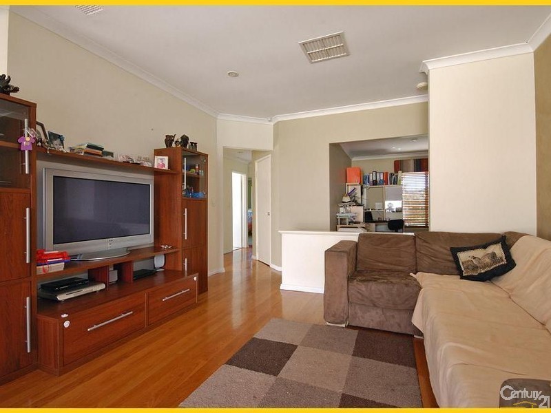 8 Ostend Parade, Mindarie WA 6030