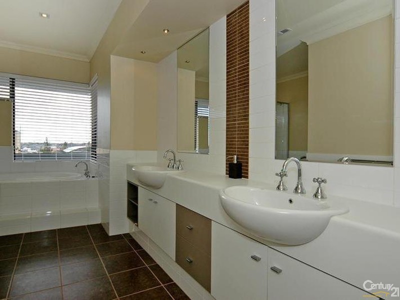 16 Baton Rouge Drive, Mindarie WA 6030