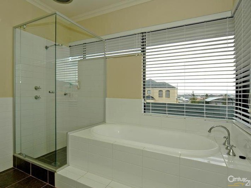 16 Baton Rouge Drive, Mindarie WA 6030