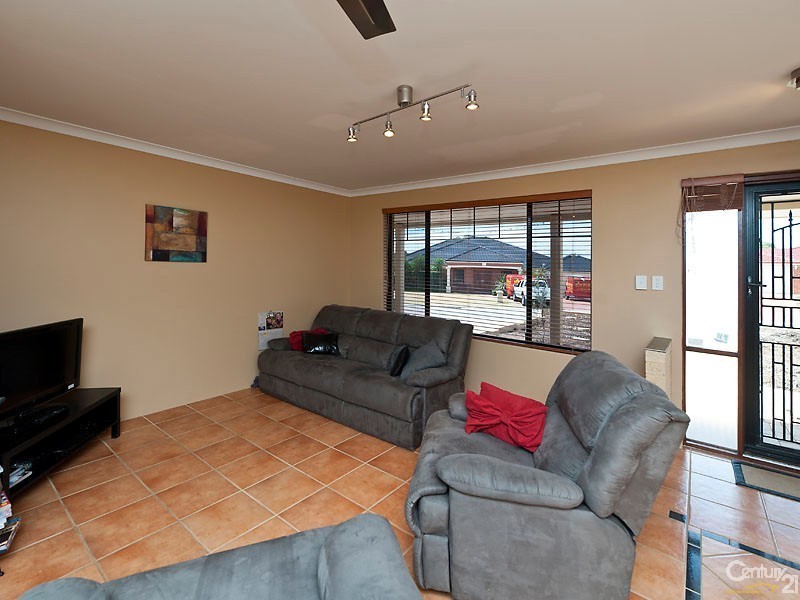 2 Lochmaben Retreat, Kinross WA 6028