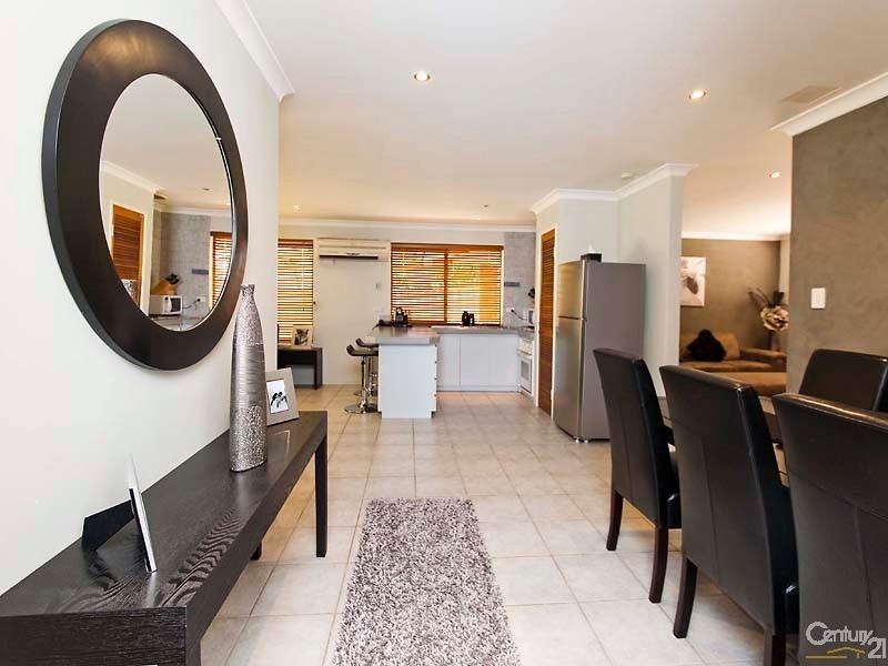 2/4 Larsson Walk, Clarkson WA 6030