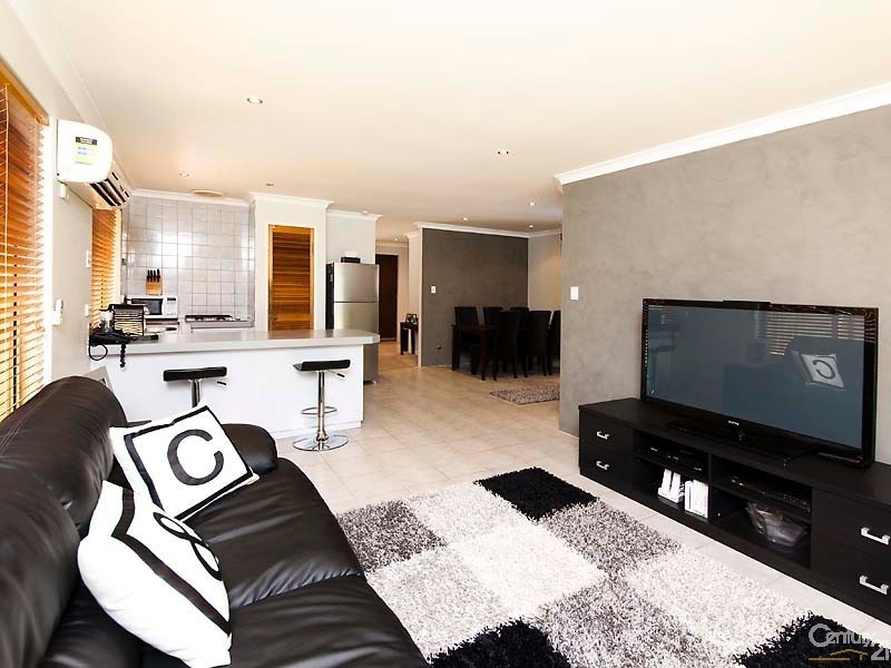 2/4 Larsson Walk, Clarkson WA 6030