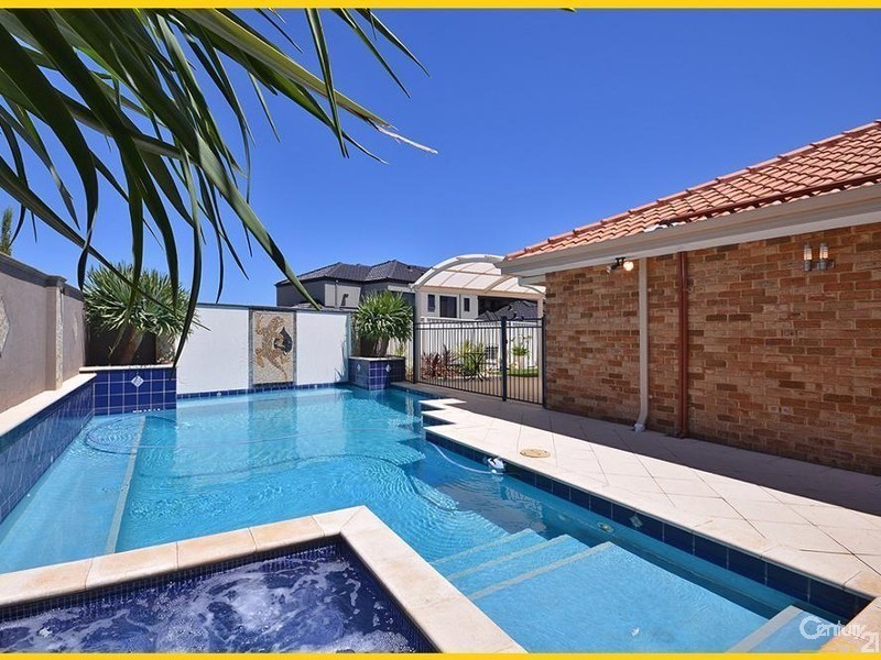 4 St Thomas Loop, Iluka WA 6028