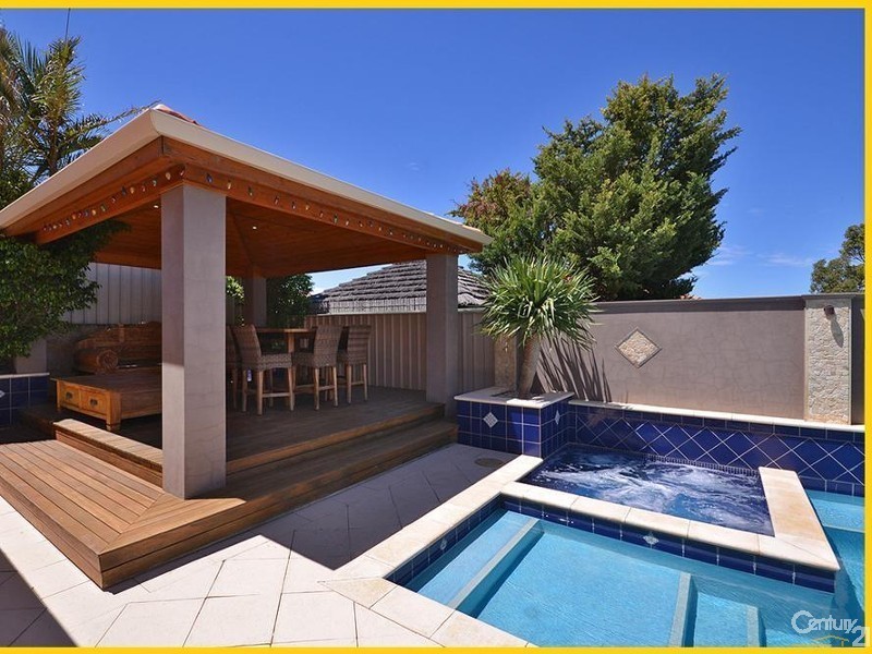 4 St Thomas Loop, Iluka WA 6028