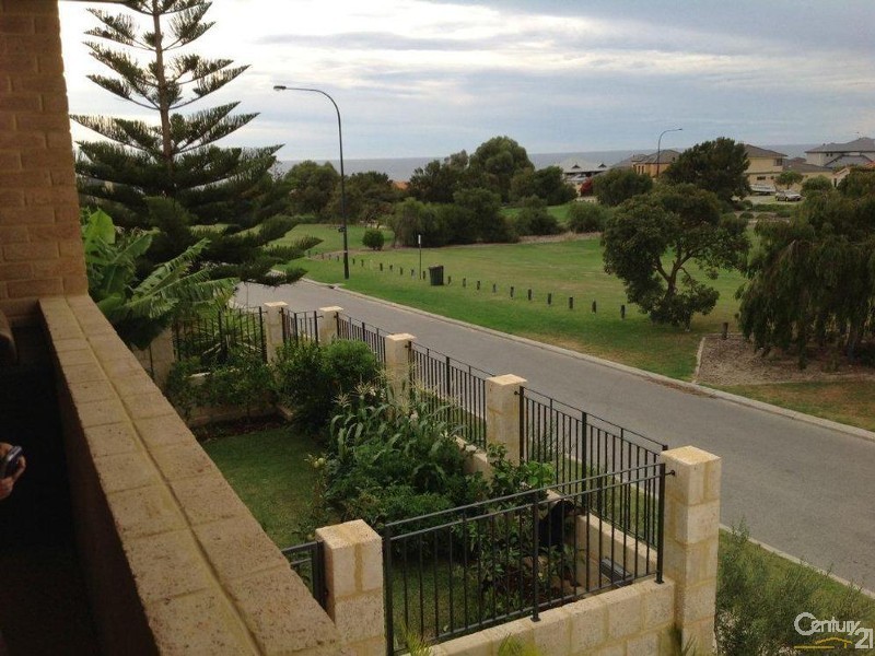 7 Lighthouse Pde, Mindarie WA 6030