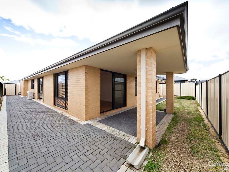 16 Grandoak Drive, Clarkson WA 6030