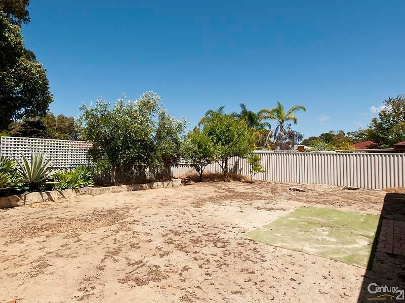 6 Holley Place, Marangaroo WA 6064