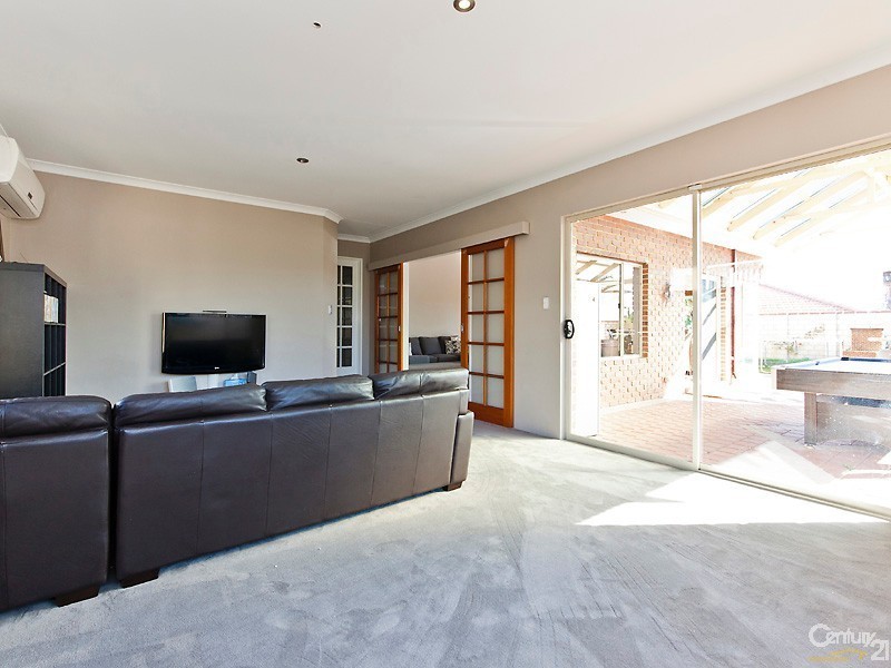 24 Holyhead Green, Mindarie WA 6030