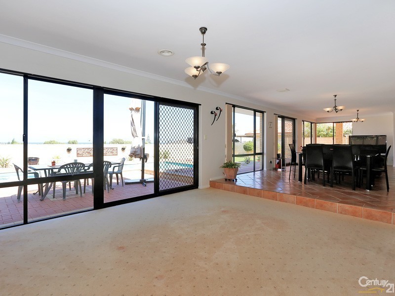 8 Rochester Drive, Mindarie WA 6030