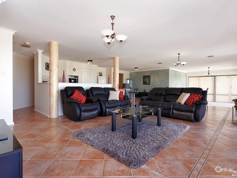 8 Rochester Drive, Mindarie WA 6030