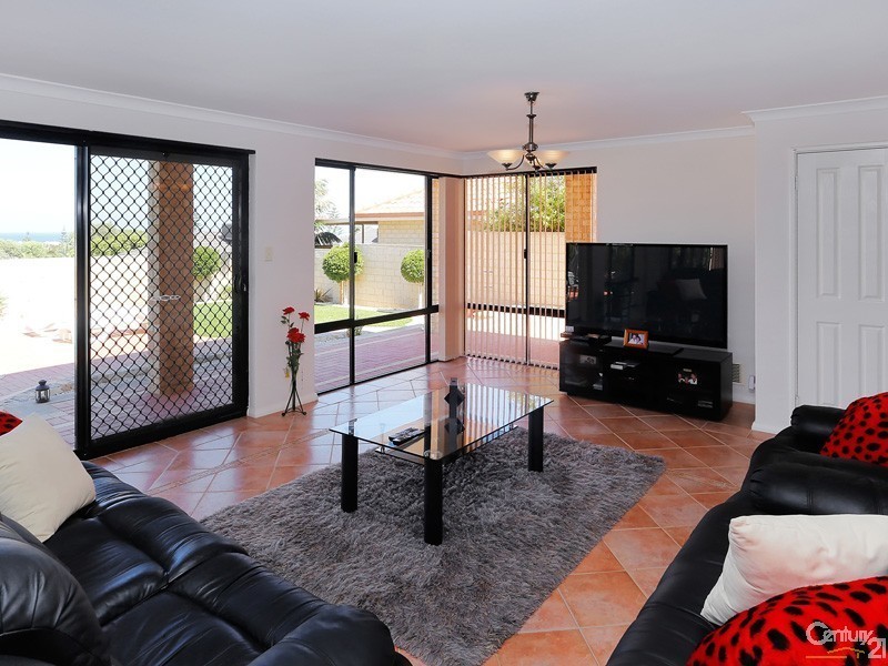 8 Rochester Drive, Mindarie WA 6030