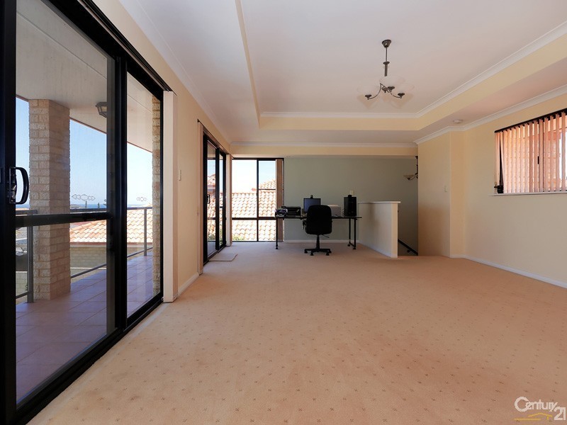 8 Rochester Drive, Mindarie WA 6030