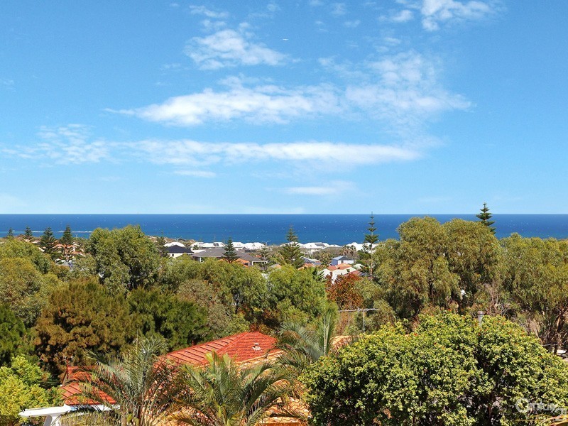 8 Rochester Drive, Mindarie WA 6030