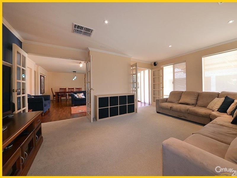 11 Manta Pass, Mindarie WA 6030