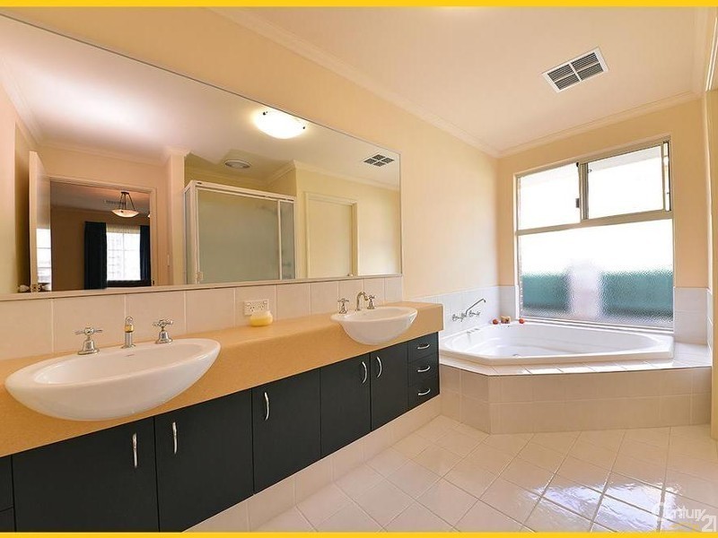 11 Manta Pass, Mindarie WA 6030