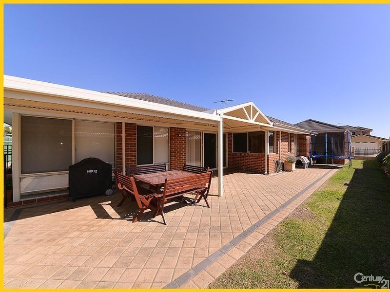 11 Manta Pass, Mindarie WA 6030