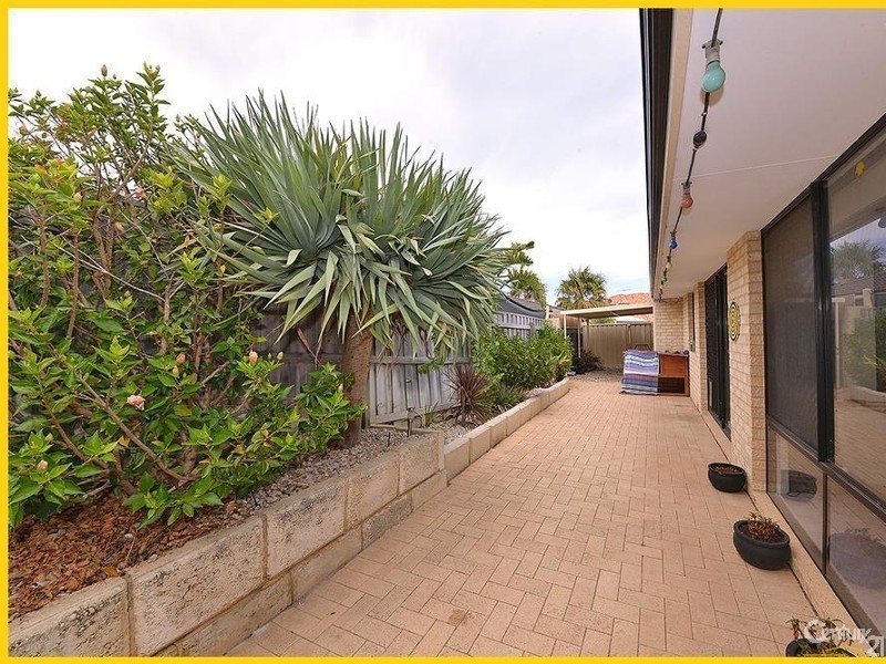 4 Peel Way, Mindarie WA 6030