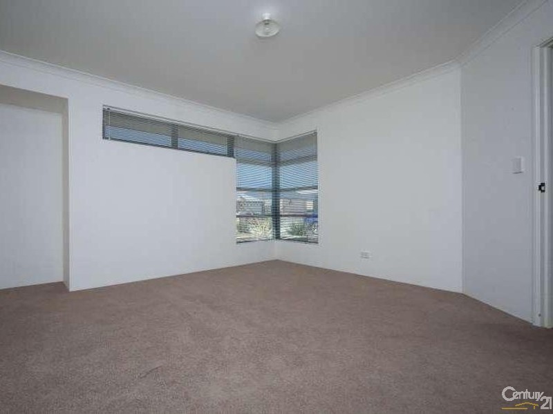 8 Lauderdale Ramble, Carramar WA 6031