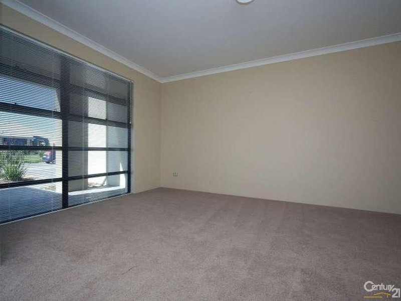 8 Lauderdale Ramble, Carramar WA 6031